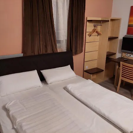 Hotel Admiral מלון 3*